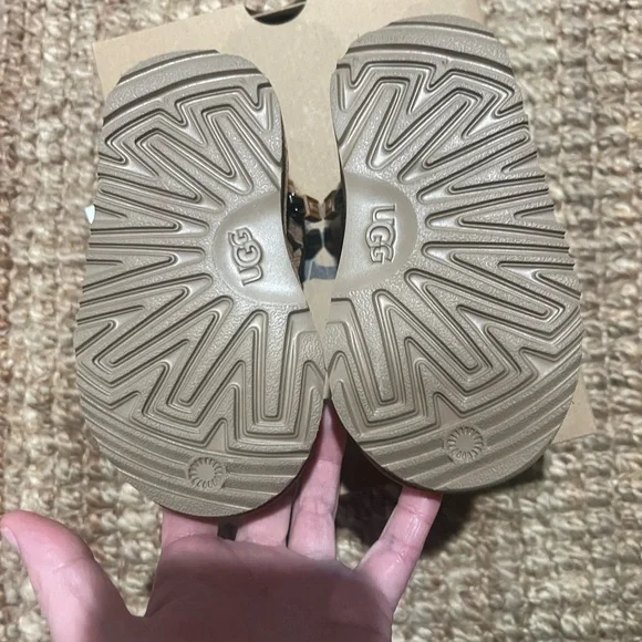 Uggs Toddler Classic Ultra Mini NWT in box, size 6, brown chestnut
